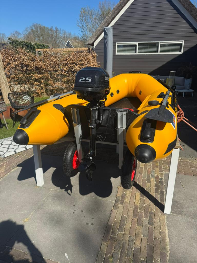 Gele rubberboot met 2,5 pk Suzuki buitenboordmotor, Ophalen, Inclusief motor, Zo goed als nieuw, Hout