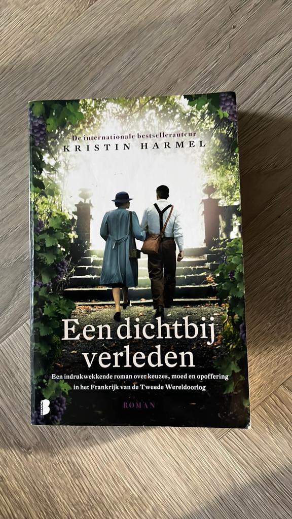 Een dichtbij verleden Kristin Harmel, Boeken, Ophalen of Verzenden, Zo goed als nieuw