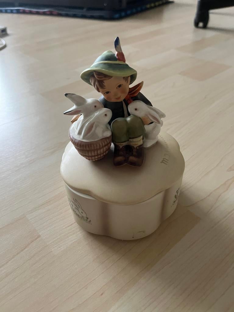 Hummel beeldje jongen met konijnen op doosje, Verzamelen, Ophalen of Verzenden, Zo goed als nieuw, Hummel