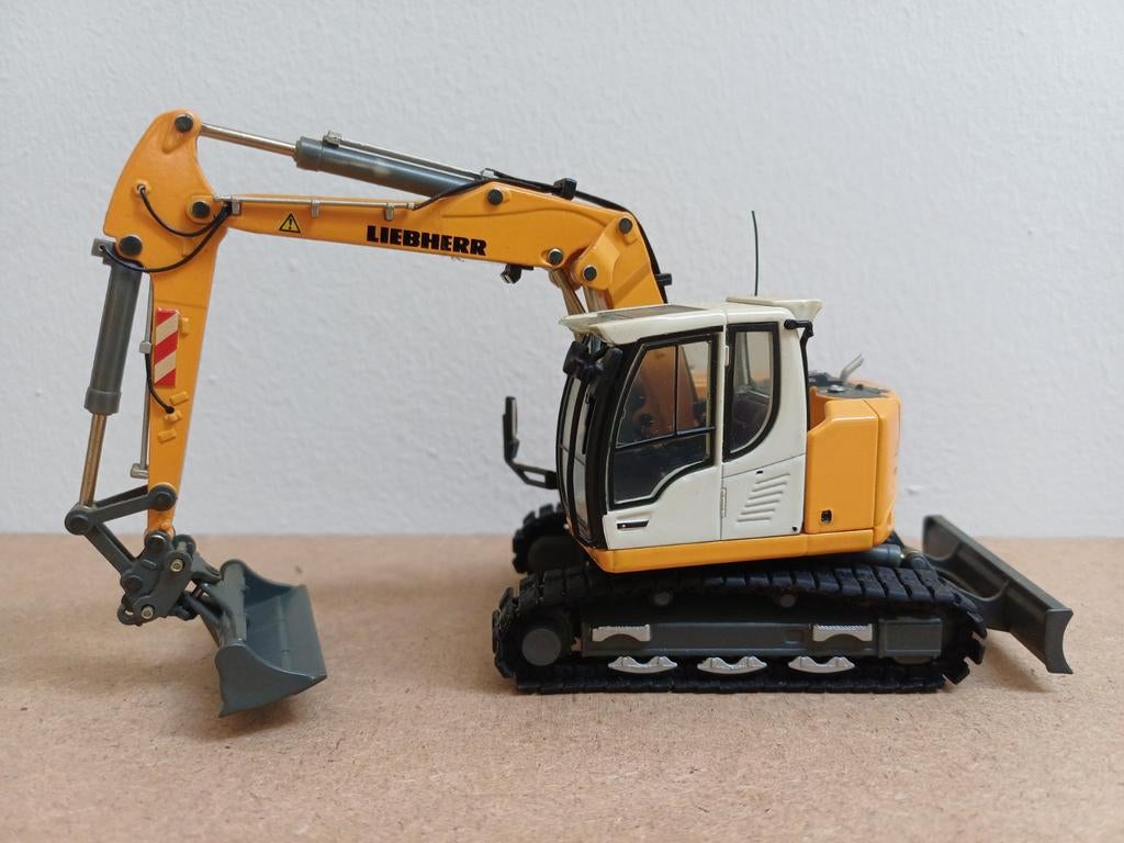 Liebherr R914 Compact Tier excavator # wsi # 1:50, Hobby en Vrije tijd, Modelauto's | 1:50, Ophalen of Verzenden, Zo goed als nieuw