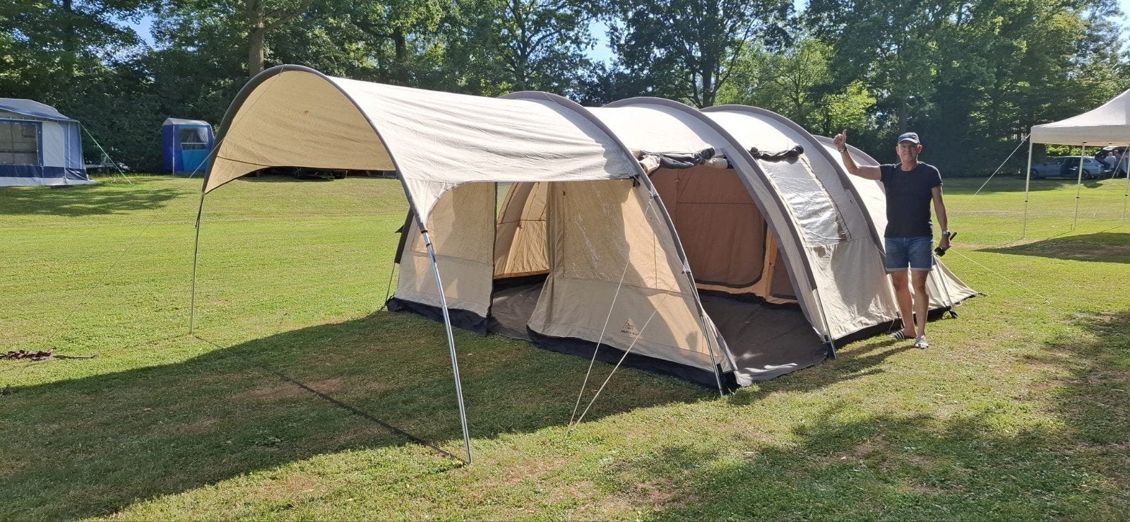 Grote Base Camp tunneltent met 3 slaapcabines en kuipzeil, Ophalen, Gebruikt, Tot en met 4