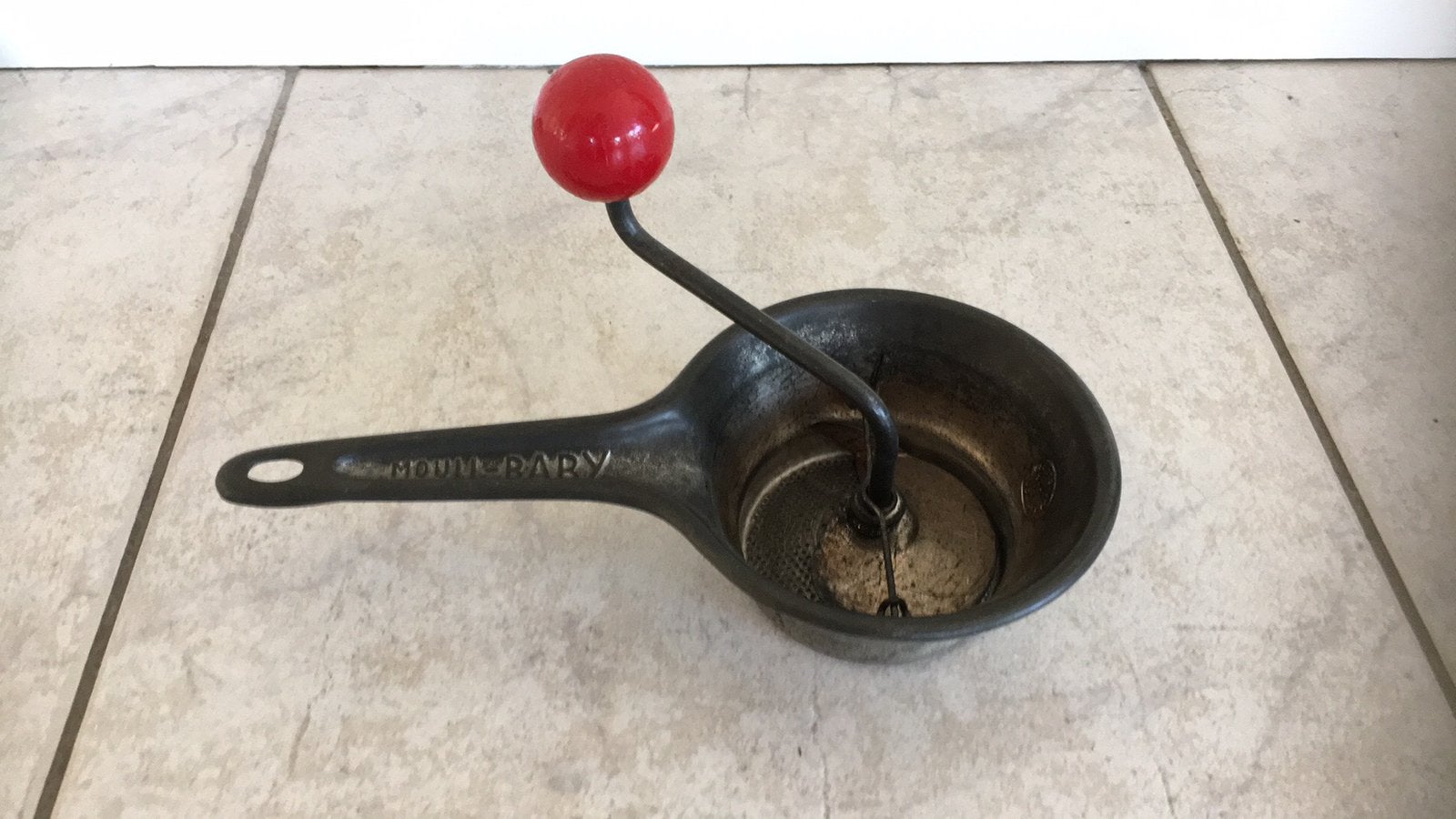 Vintage mouili baby zeef pureerzeef metalen zeef rode knop, Huis en Inrichting, Keuken | Keukenbenodigdheden, Ophalen of Verzenden
