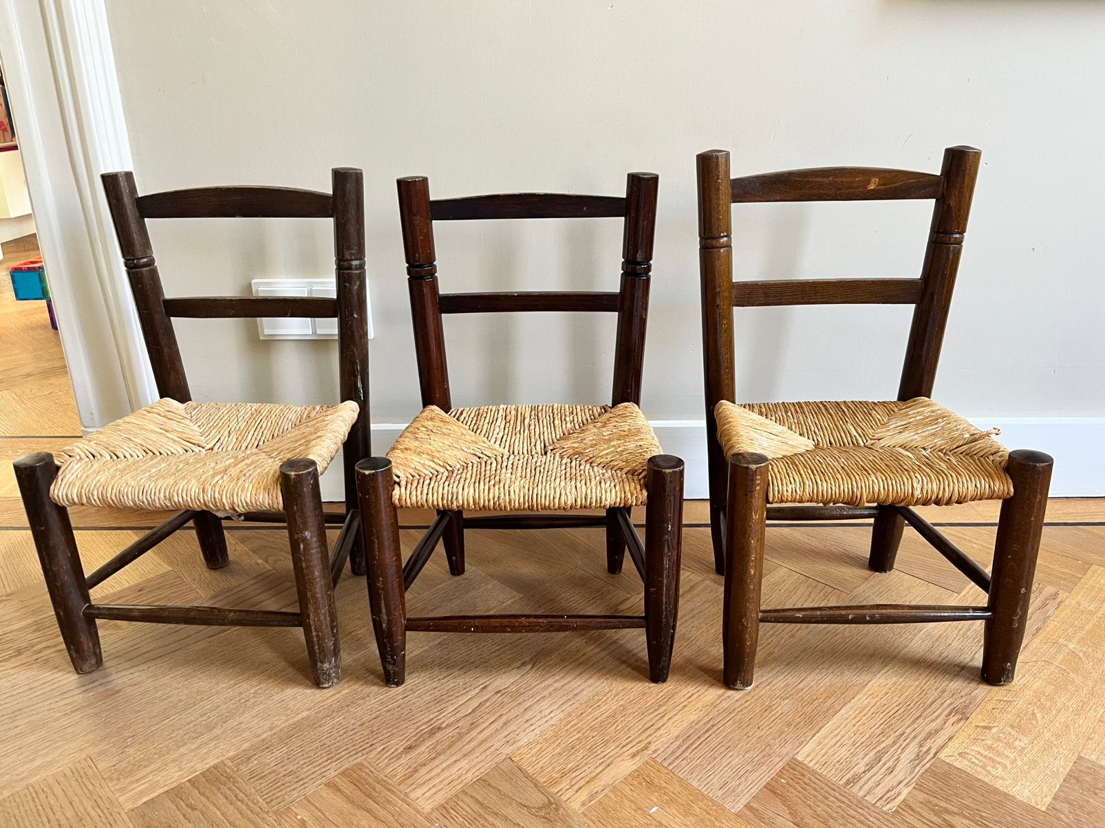 Set van 2 vintage stoeltjes, Ophalen of Verzenden, Zo goed als nieuw, Bruin, Twee