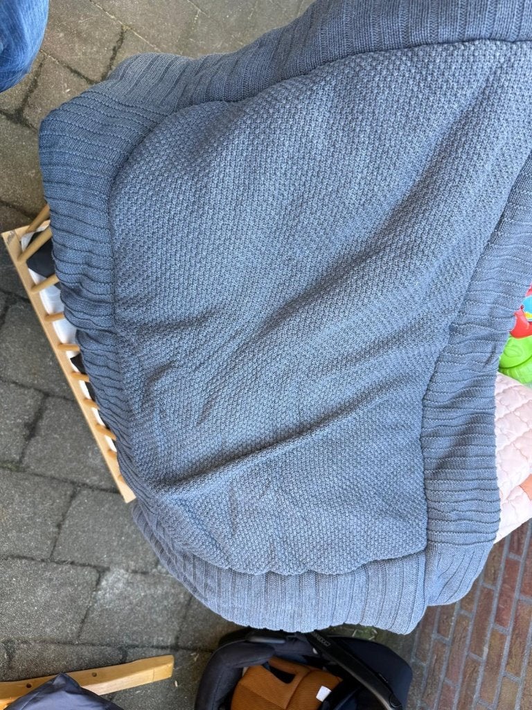 Grijs gebreid boxkleed met gewatteerde rand, Ophalen, Gebruikt