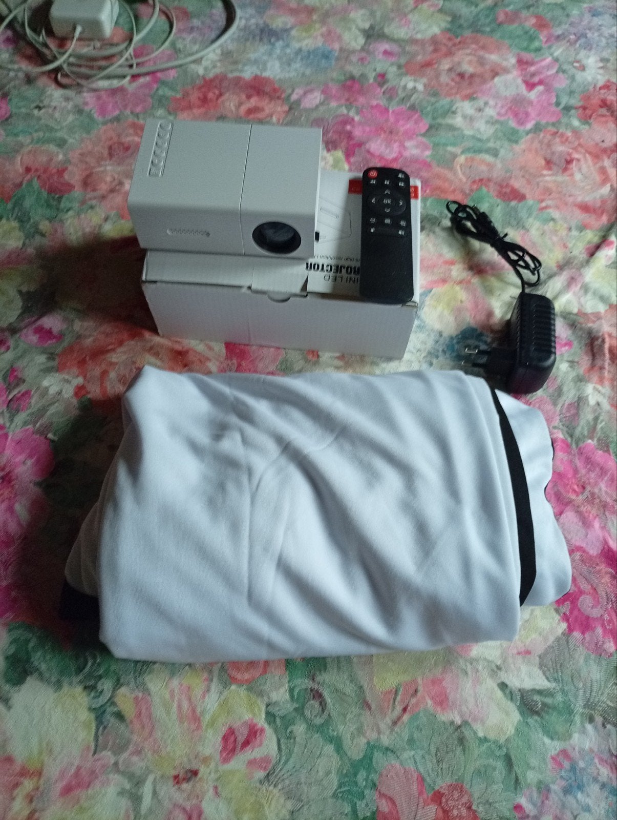 Mini LED Projector met Schermdoek - Ongebruikt, Onbekend, LED, Nieuw, Ophalen of Verzenden