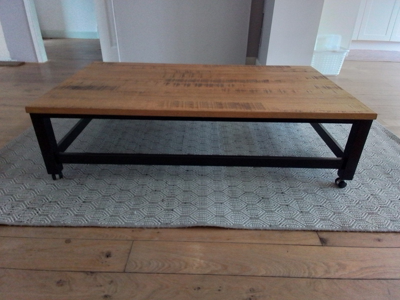 rechthoekige salontafel, hout, op  wieltjes, Huis en Inrichting, Tafels | Salontafels, Ophalen, Gebruikt, 100 tot 150 cm, 50 tot 100 cm