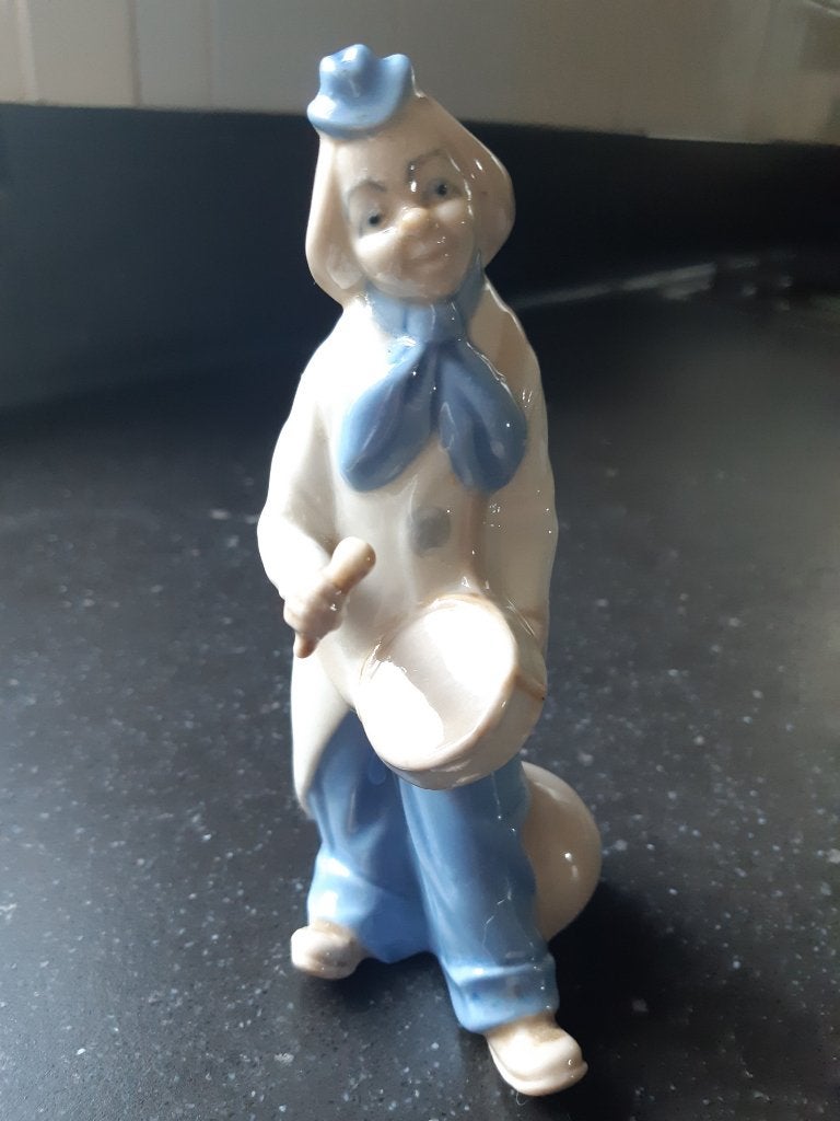 beeldje clown met trommel, Verzamelen, Beelden en Beeldjes, Ophalen of Verzenden, Zo goed als nieuw, Mens