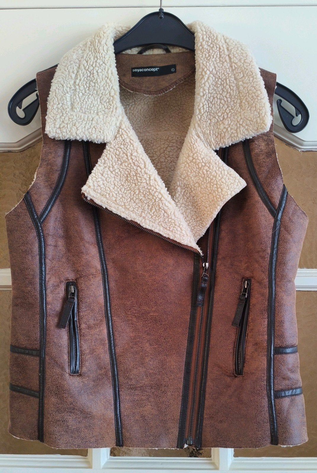 Mooie bodywarmer SoyaConsept bruin met binnen kant wollig
Ma, Ophalen of Verzenden, Zo goed als nieuw, Maat 42/44 (L), Bruin
