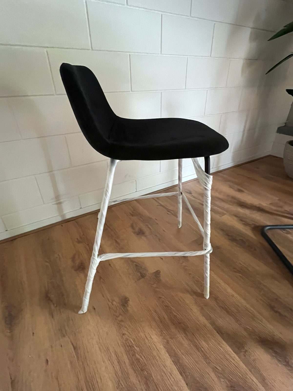 Twee nieuwe zwarte velvet barkrukken, 2 krukken, Ophalen, Nieuw, 60 tot 90 cm