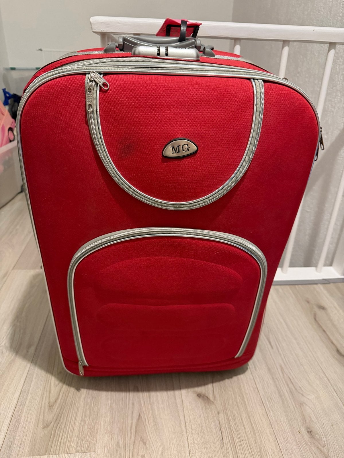 Rode reiskoffer met wieltjes en uitschuifbare handgreep, Sieraden, Tassen en Uiterlijk, Koffers, Overige materialen, Gebruikt