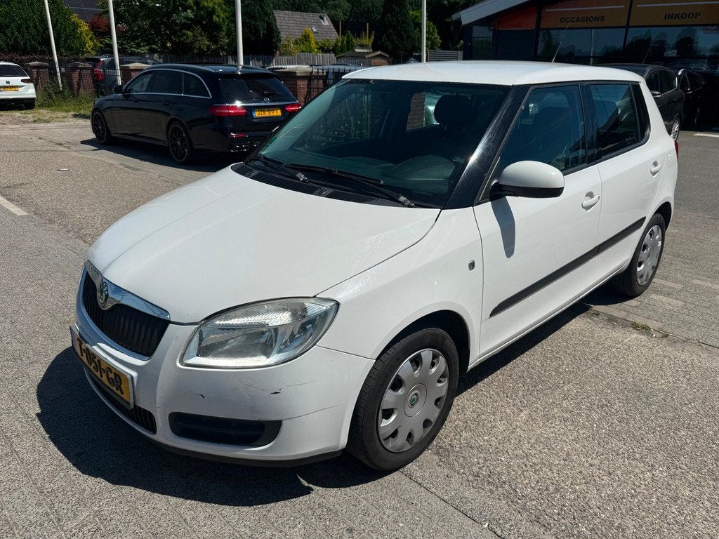 Skoda Fabia 1.4-16V Comfort APK 6-2-2027/AIRCO/CRUISE/RIJDT, Auto's, Voorwielaandrijving, Zwart, 4 cilinders, Wit