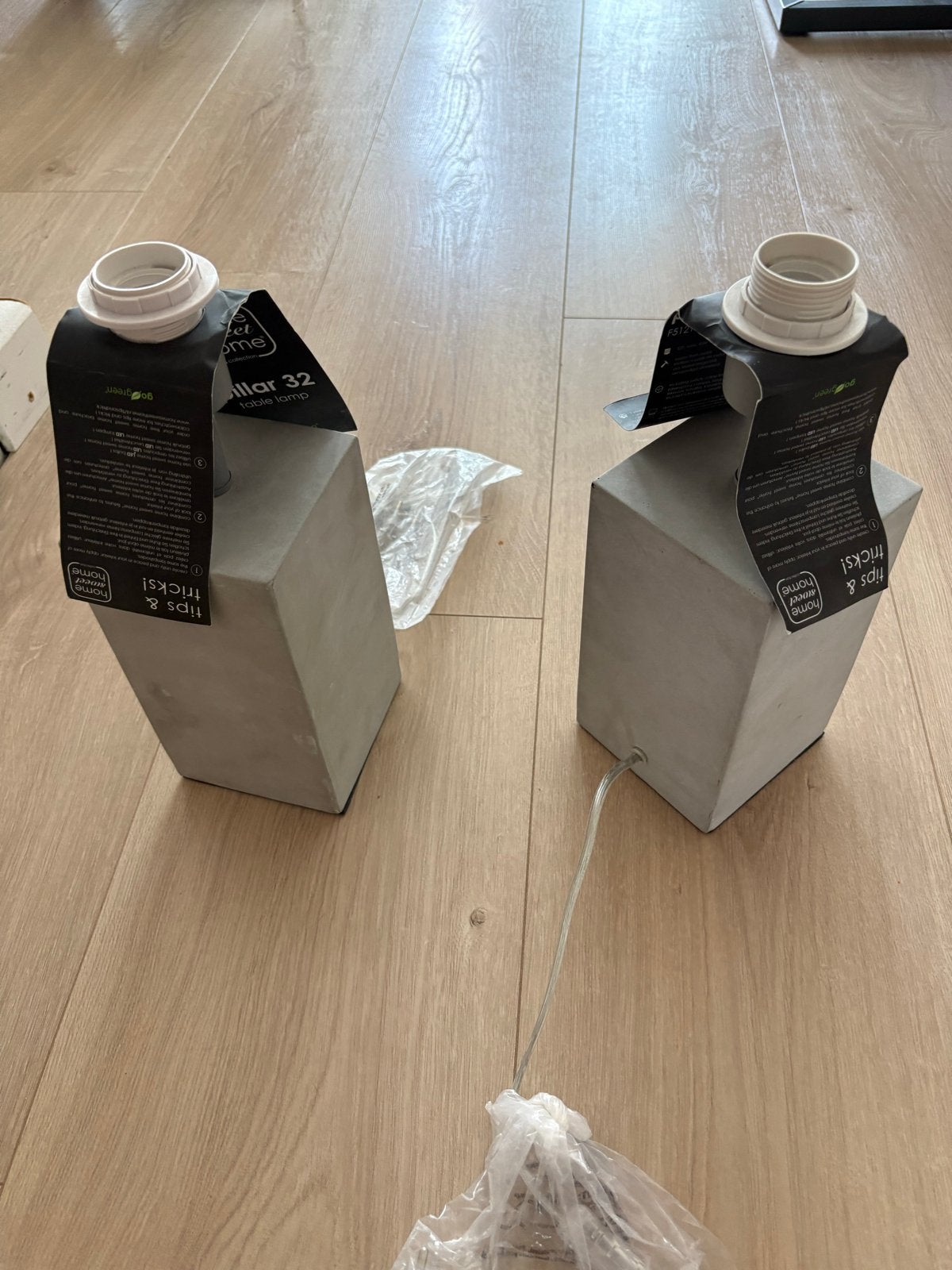 Twee Home Sweet Home Pillar 32 Tafellamp - Grijs Betonlook, Ophalen, Overige merken, Nieuw, E27 (groot)