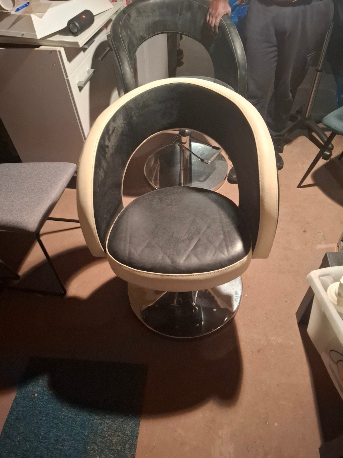 Kappersstoelen en krukjes, Gebruikt, Leer, Zwart, Ophalen of Verzenden