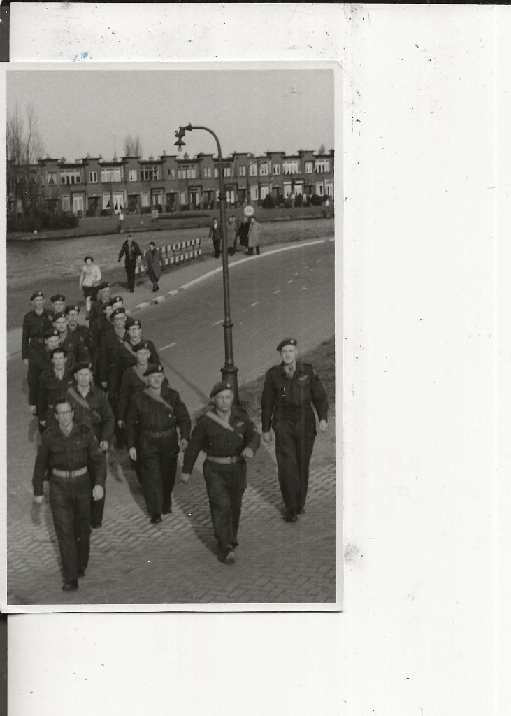 Den Haag Onbekend Peloton marcherende militairen Fotokaart, Ophalen of Verzenden, 1940 tot 1960, Ongelopen, Zuid-Holland