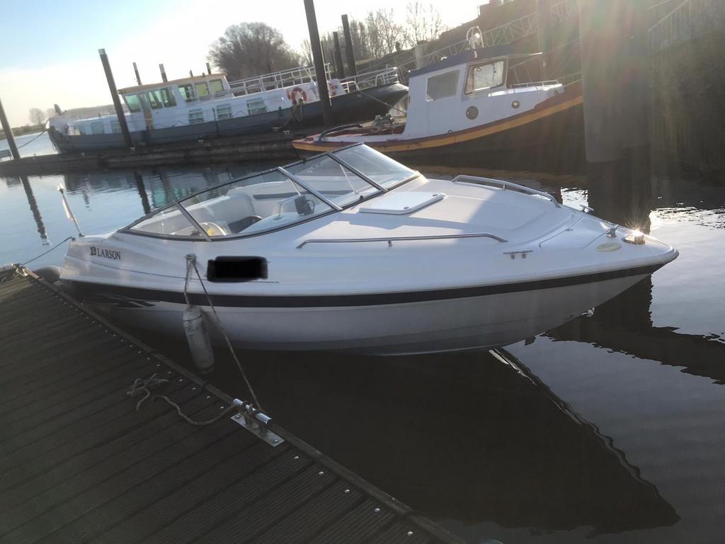 Larson Cuddy Speedboot met Volvo Penta V8 5.2L, Watersport en Boten, Speedboten, Ophalen, Gebruikt, Binnenboordmotor, 6 meter of meer