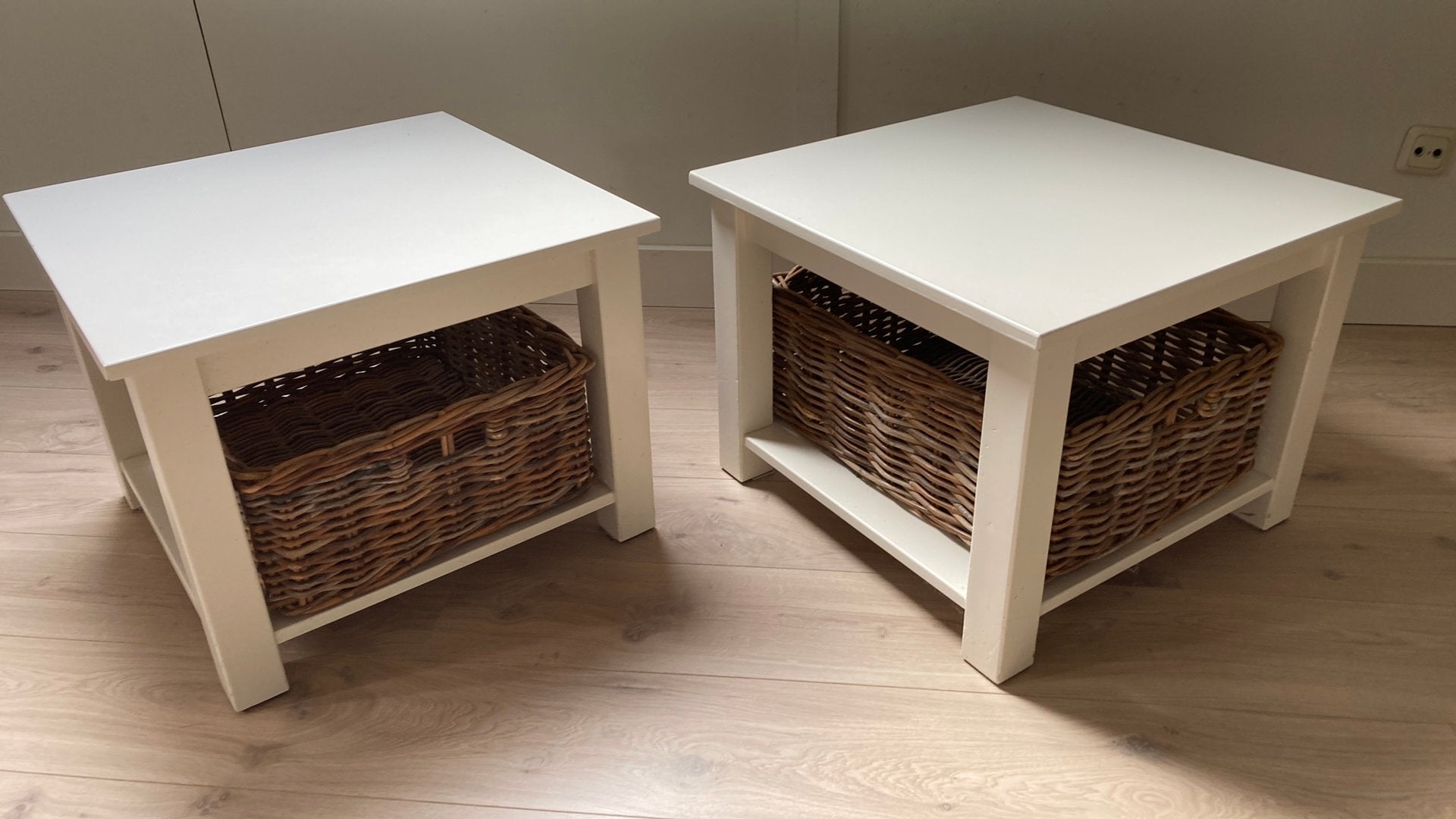 2 Salontafels/ bijzettafeltjes 60x60cm wit met manden, Gebruikt, Vierkant, 55 tot 75 cm, Hout