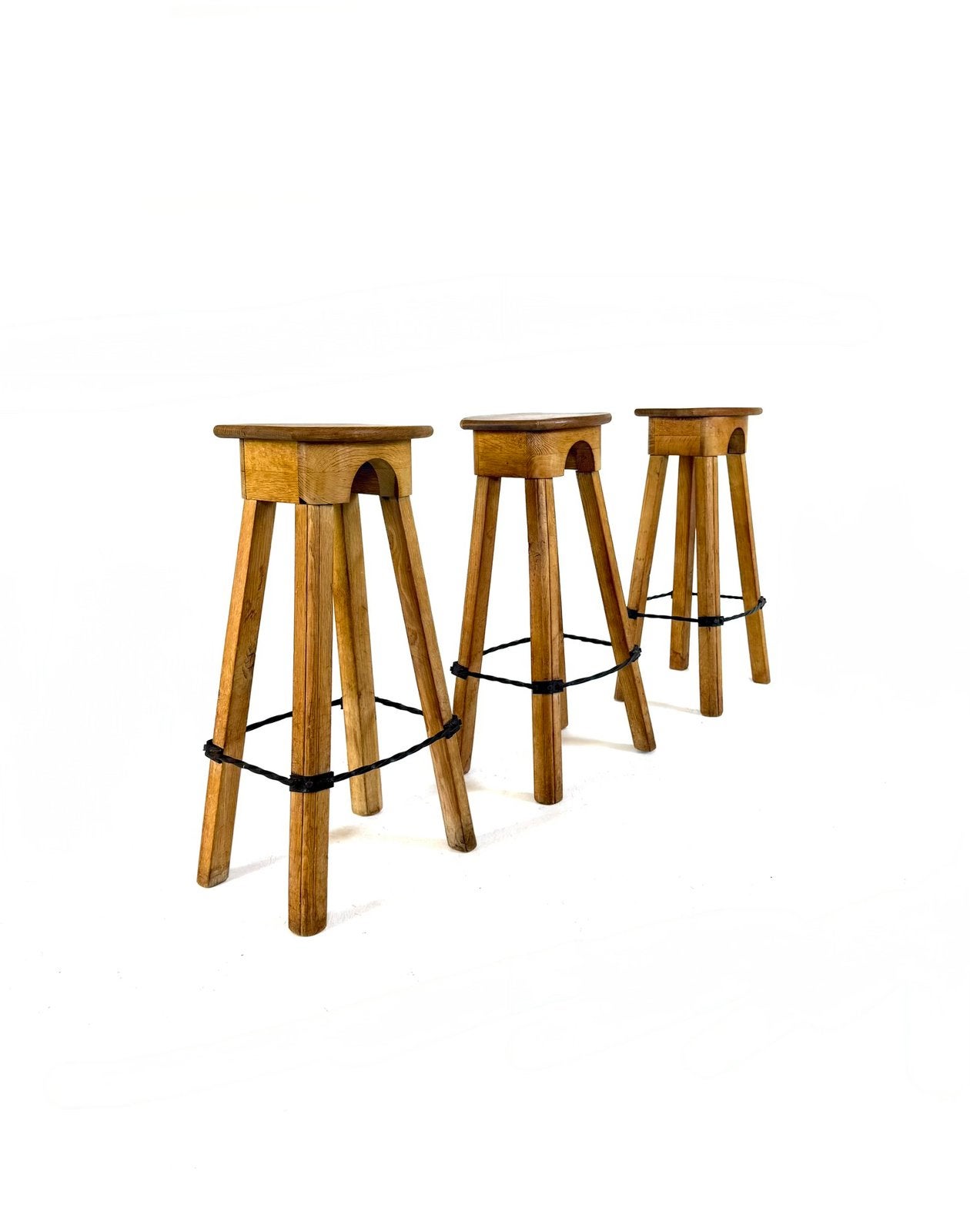 Set van 3 Brutalistische eikenhouten barkrukken ‘60, Met voetsteun, Geen idee, Hout, 60 tot 90 cm