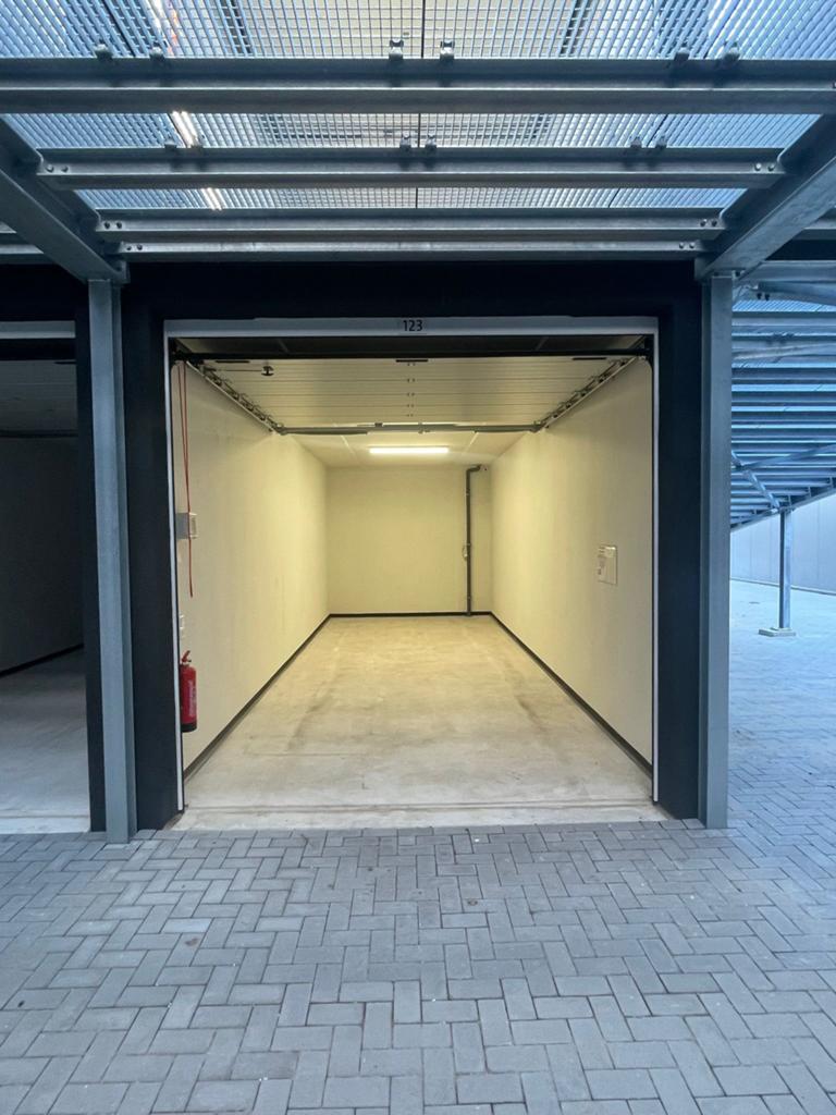 Te huur XL Garagebox/ werkruimte Rotterdam 31m, met elektra, Auto diversen, Autostallingen en Garages
