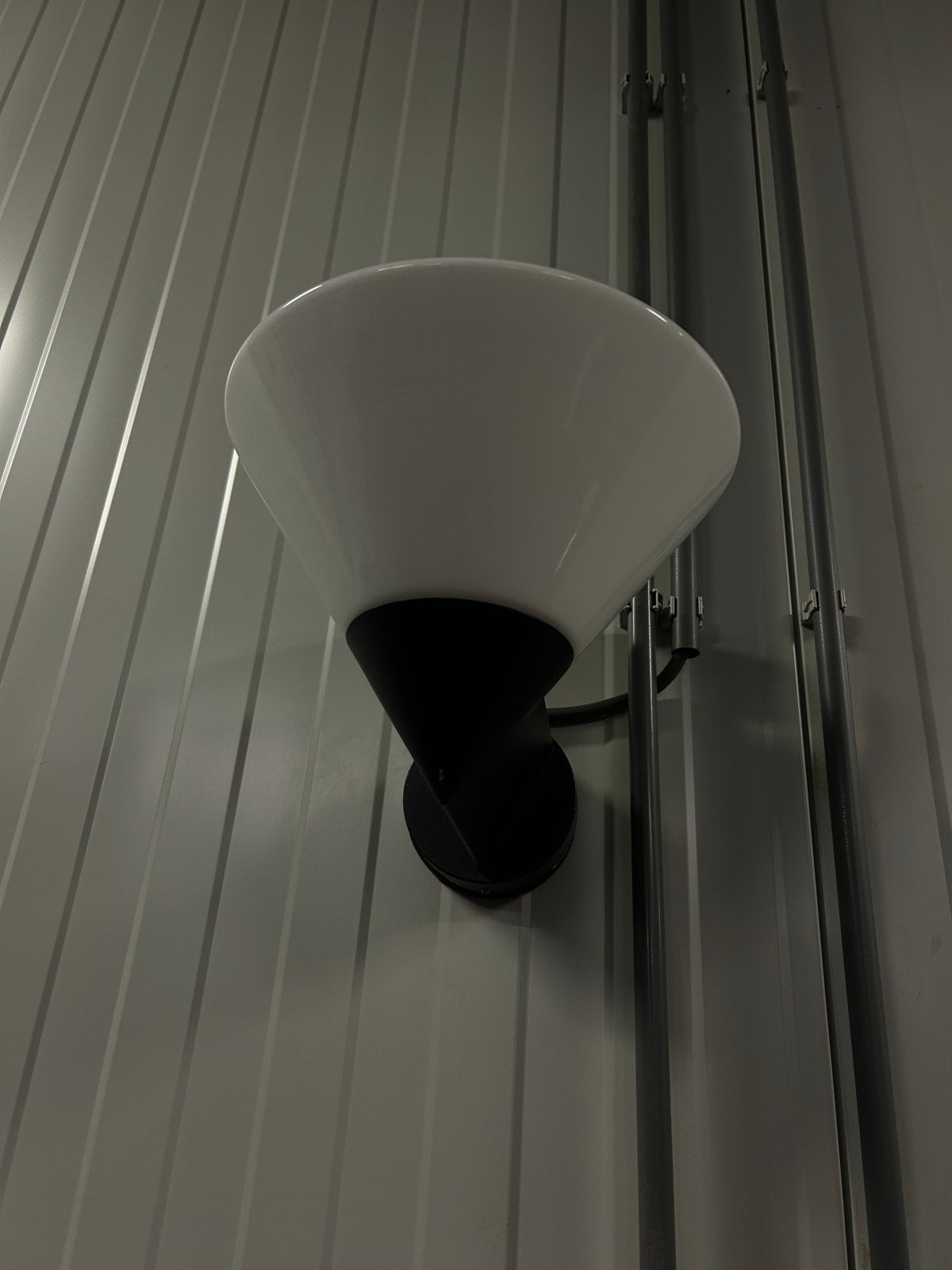 Moderne wandlamp met wit glazen kap, Gebruikt, Indirect licht, Overige fittingen, Ophalen of Verzenden