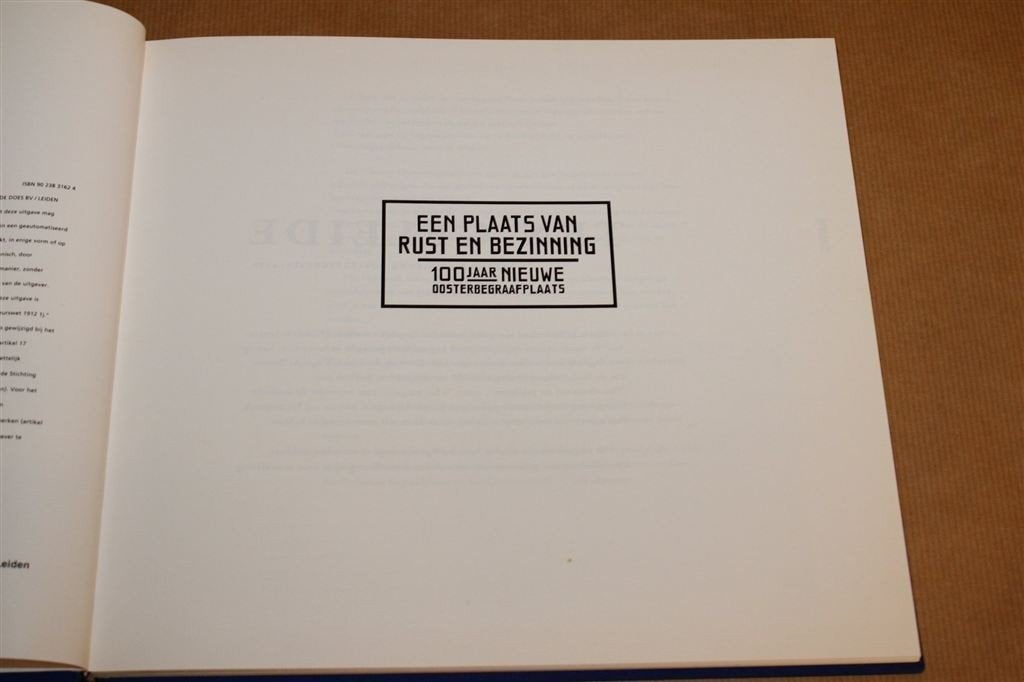 Nieuwe Oosterbegraafplaats — Fotoboek 100 Jaar Amsterdam, Ophalen of Verzenden, Gelezen