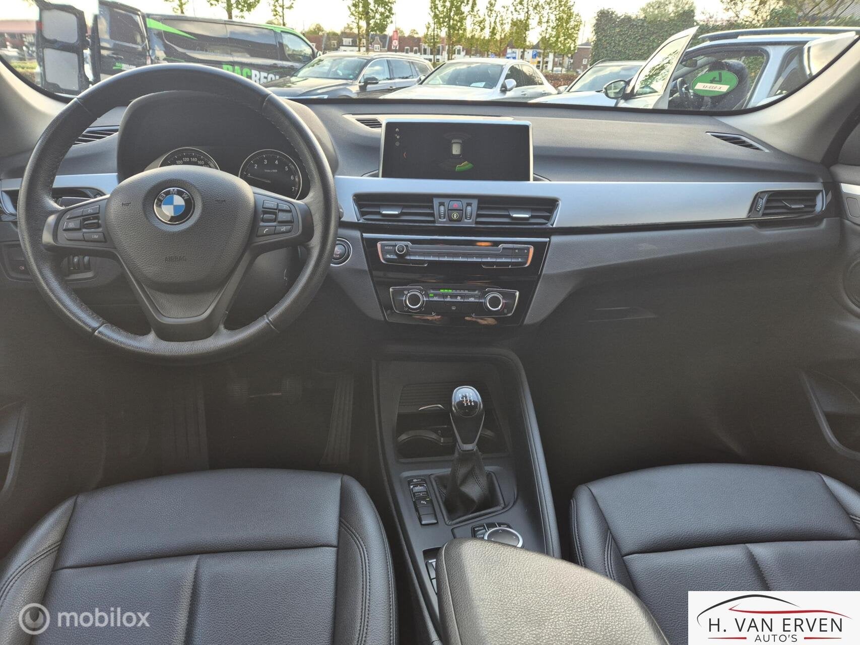 BMW X1 sDrive18i High Executive LEDER GROOT NAVI PDC 18", Euro 6, Leder, Handgeschakeld, 3 cilinders