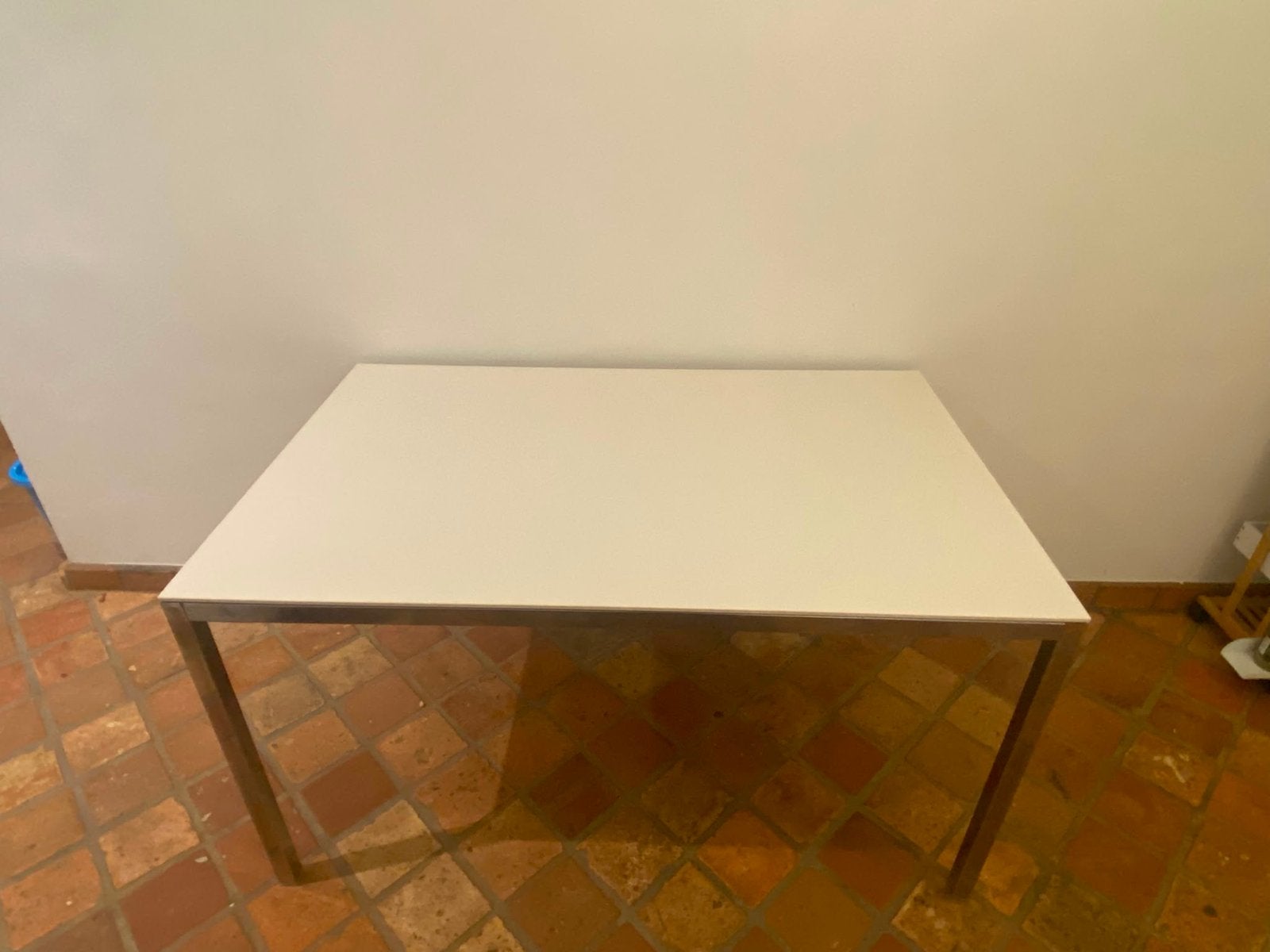 Witte eettafel/bureau met metalen onderstel, Gebruikt, 100 tot 150 cm, Tot twee personen, Metaal