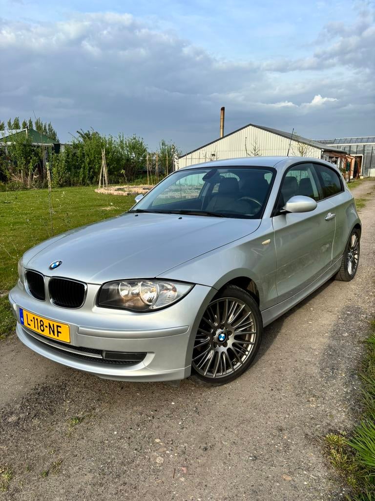 BMW 1-Serie 2.0 120I 3DR 2009 Grijs nette staat, Auto's, BMW, 1-Serie, 1995 cc, Zwart, 4 cilinders
