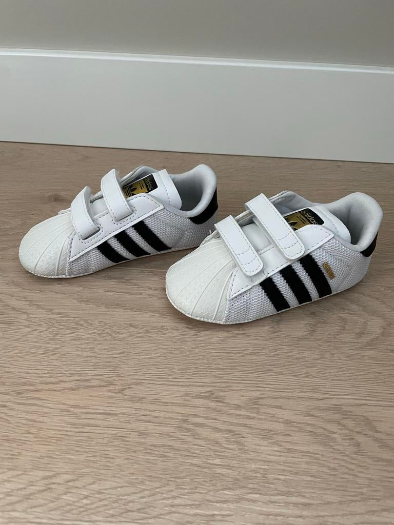 Adidas slofschoentjes maat 21 - Zo goed als nieuw, Kinderen en Baby's, Babykleding | Schoentjes en Sokjes, Ophalen of Verzenden