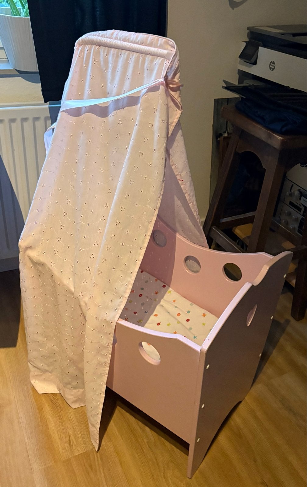 Roze poppenwieg met hemeltje en matrasje, Ophalen, Gebruikt, Overige typen