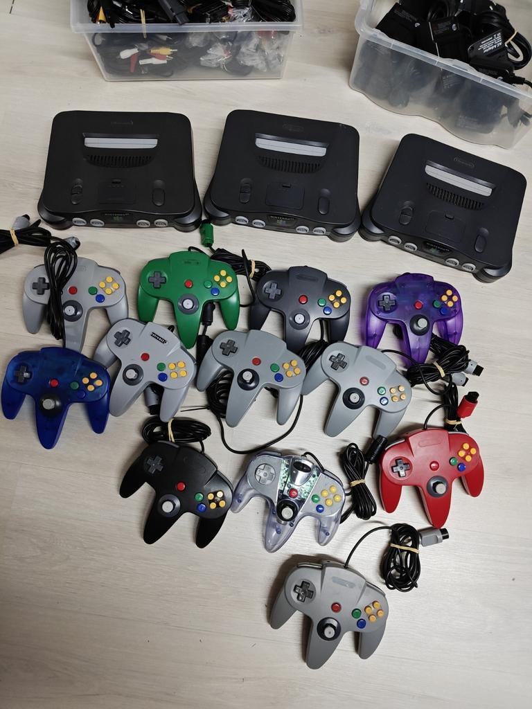 N64 sets: Consoles, Controllers & Kabels, Nintendo, Gebruikt, Met 3 controllers of meer, Info@nintendo.de