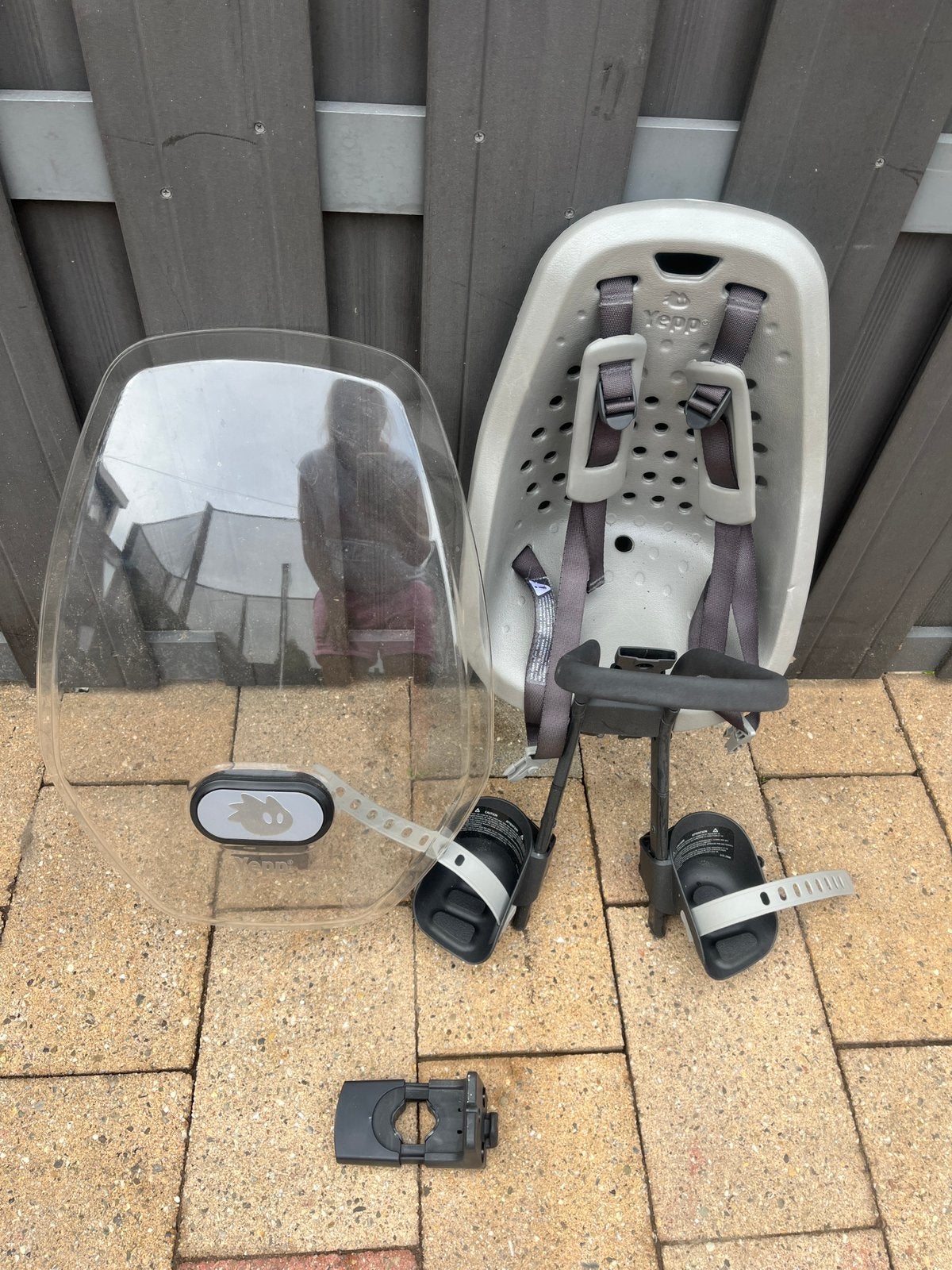 Thule Yepp Mini Fietsstoeltje Voorstuur -Zilver + windscherm, Ophalen of Verzenden, Zo goed als nieuw