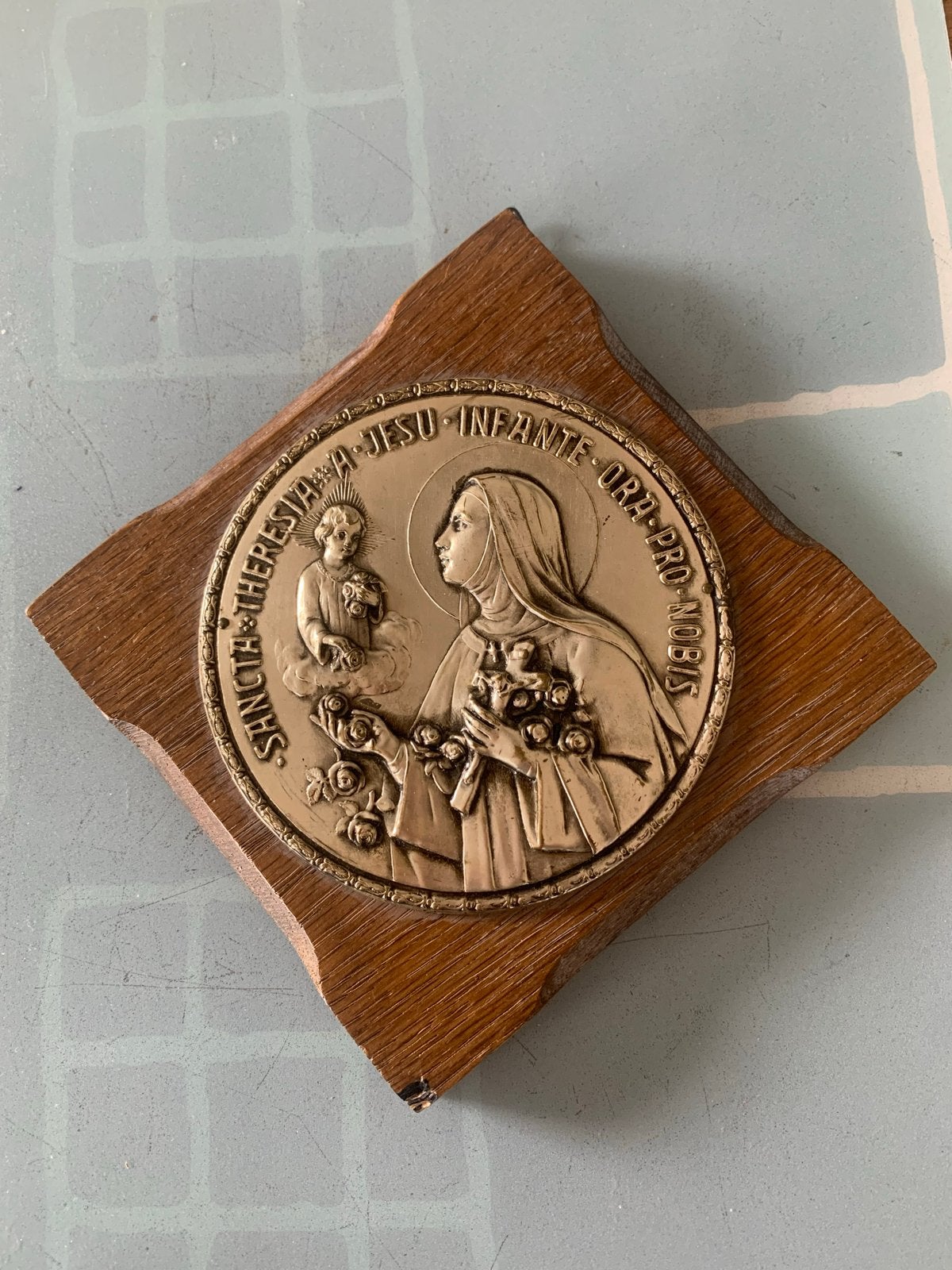 Tegel met metalen plaquette Sancta Theresia a Jesu Infante, Ophalen of Verzenden