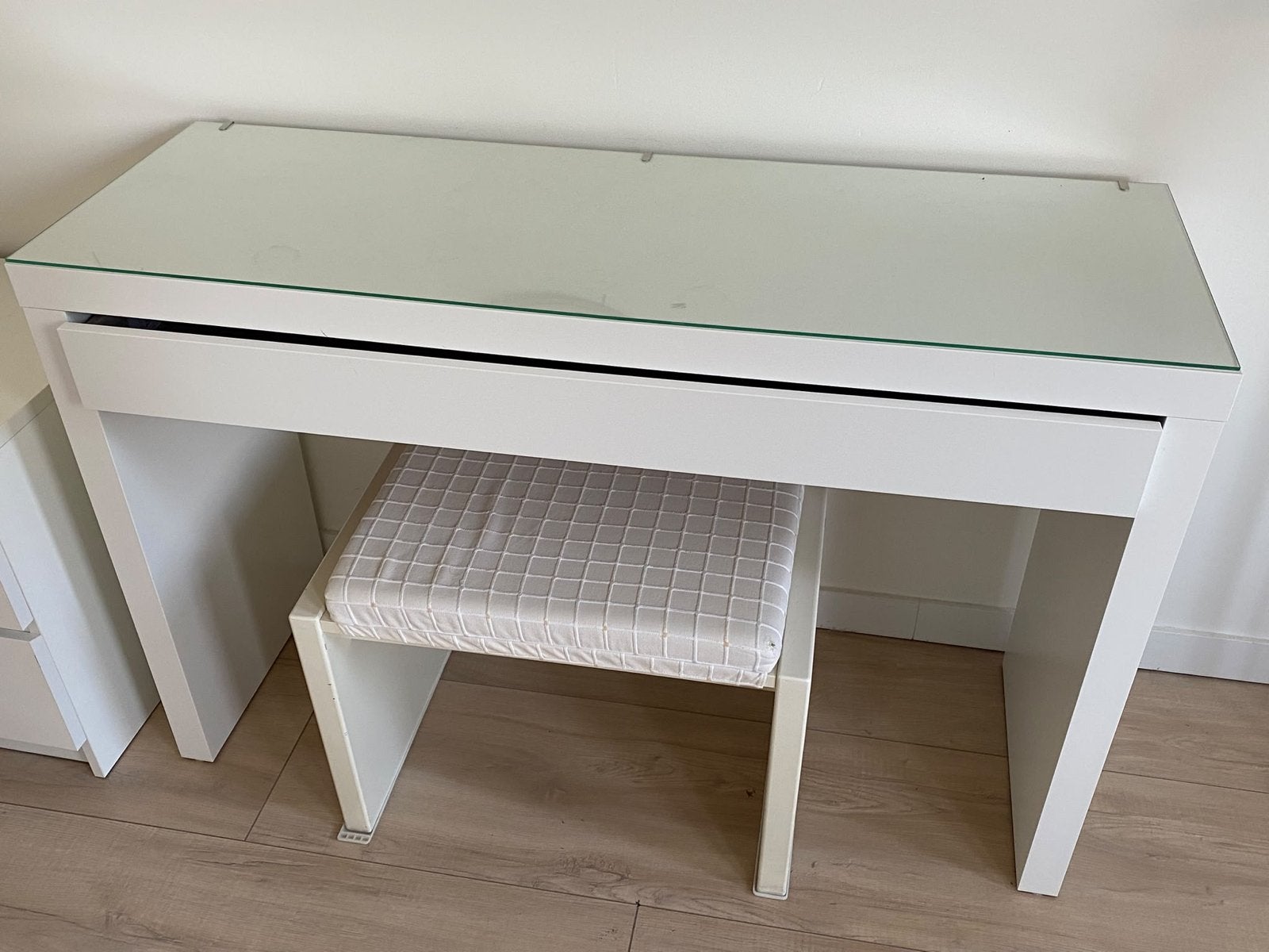 IKEA MALM Toilettafel met Glazen Blad en Krukje, Ophalen, 100 tot 150 cm, Zo goed als nieuw, Minder dan 100 cm