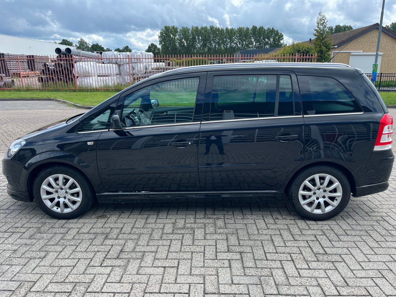 Opel Zafira 1.8 2010 Zwart 7 pers., Auto's, Opel, Voorwielaandrijving, 4 cilinders, Zwart, 14 km/l