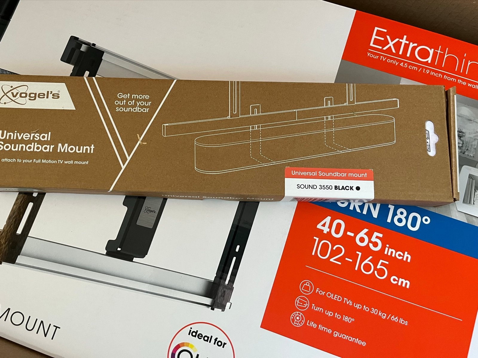 Foto 3 van Vogel's THIN 546 Draaibare TV Beugel voor OLED TV's