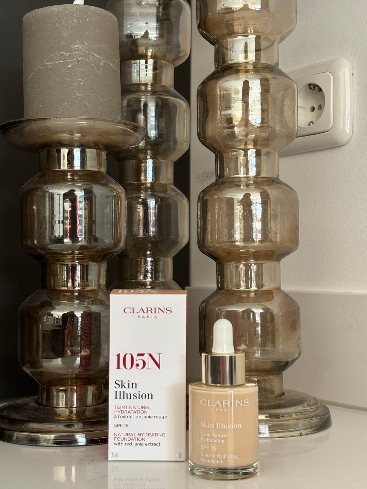 Clarins Skin Illusion Foundation 105N – Nieuw en ongeopend, Sieraden, Tassen en Uiterlijk, Gehele gezicht, Beige, Nieuw, Ophalen of Verzenden