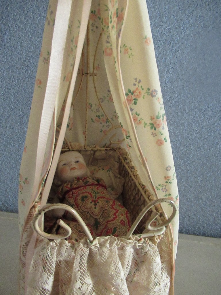 ANTIEK WIEGJE met BABY VERZENDE MOGELIJK, Ophalen