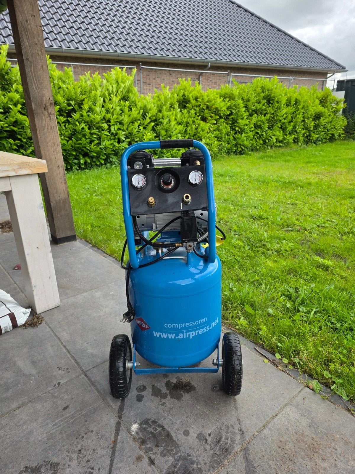Airpress compressor LMVO 40-250 silent 8 bar, Doe-het-zelf en Verbouw, Ophalen, Gebruikt, 6 tot 10 bar, Minder dan 200 liter/min