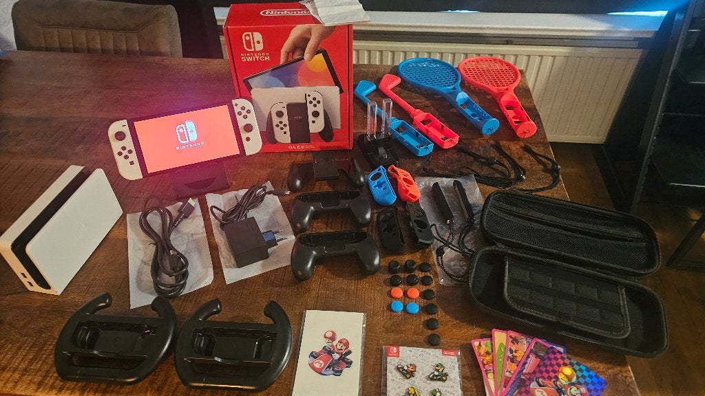 Switch OLED wit [zo goed als nieuw] + véél accessoires, Spelcomputers en Games, Spelcomputers | Nintendo Switch, Ophalen of Verzenden