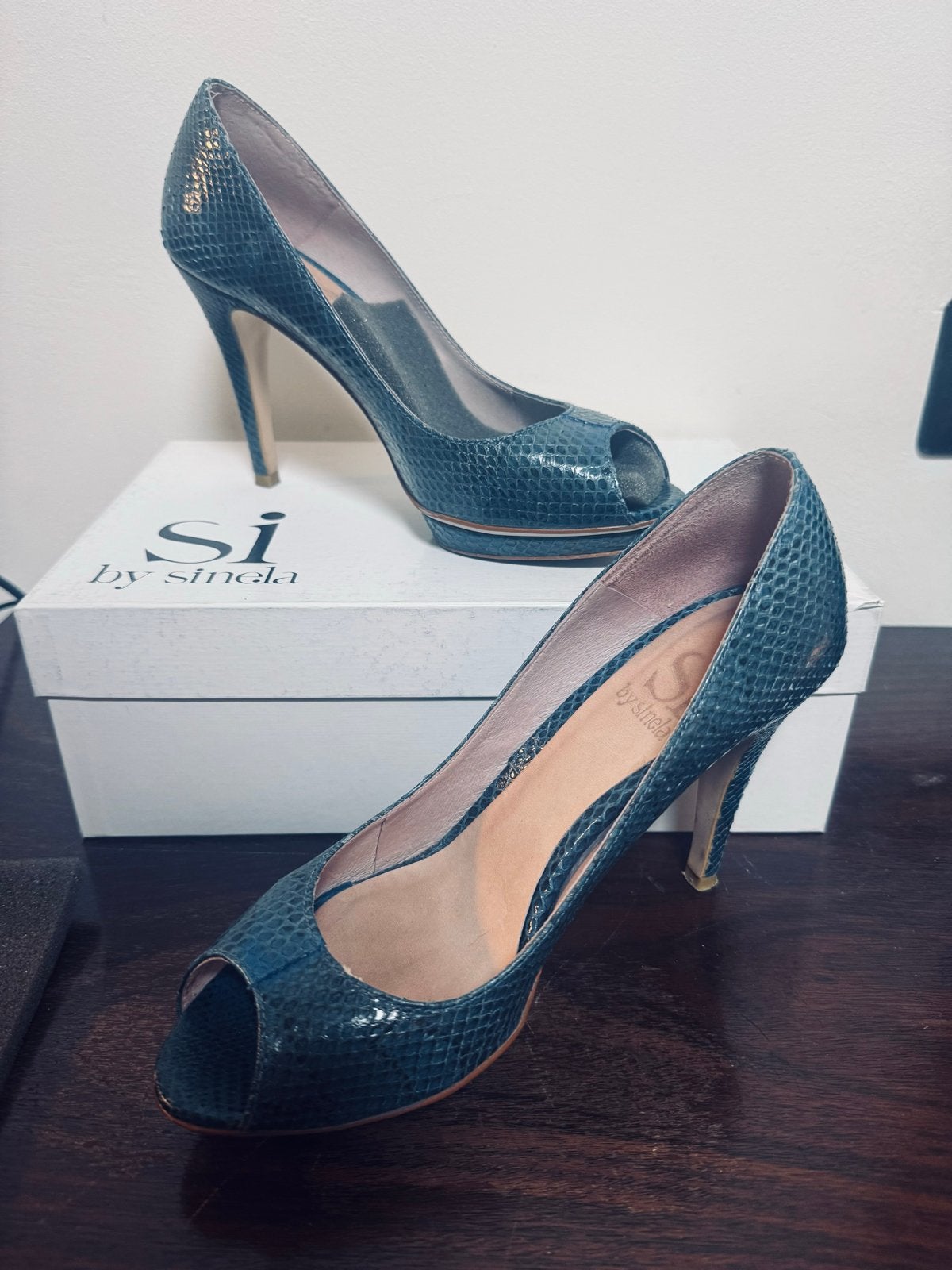 Si by Sinela Peep-toe Pumps - Blauwgroen Slangenprint Mt 39, Pumps, Ophalen of Verzenden, Gedragen, Groen
