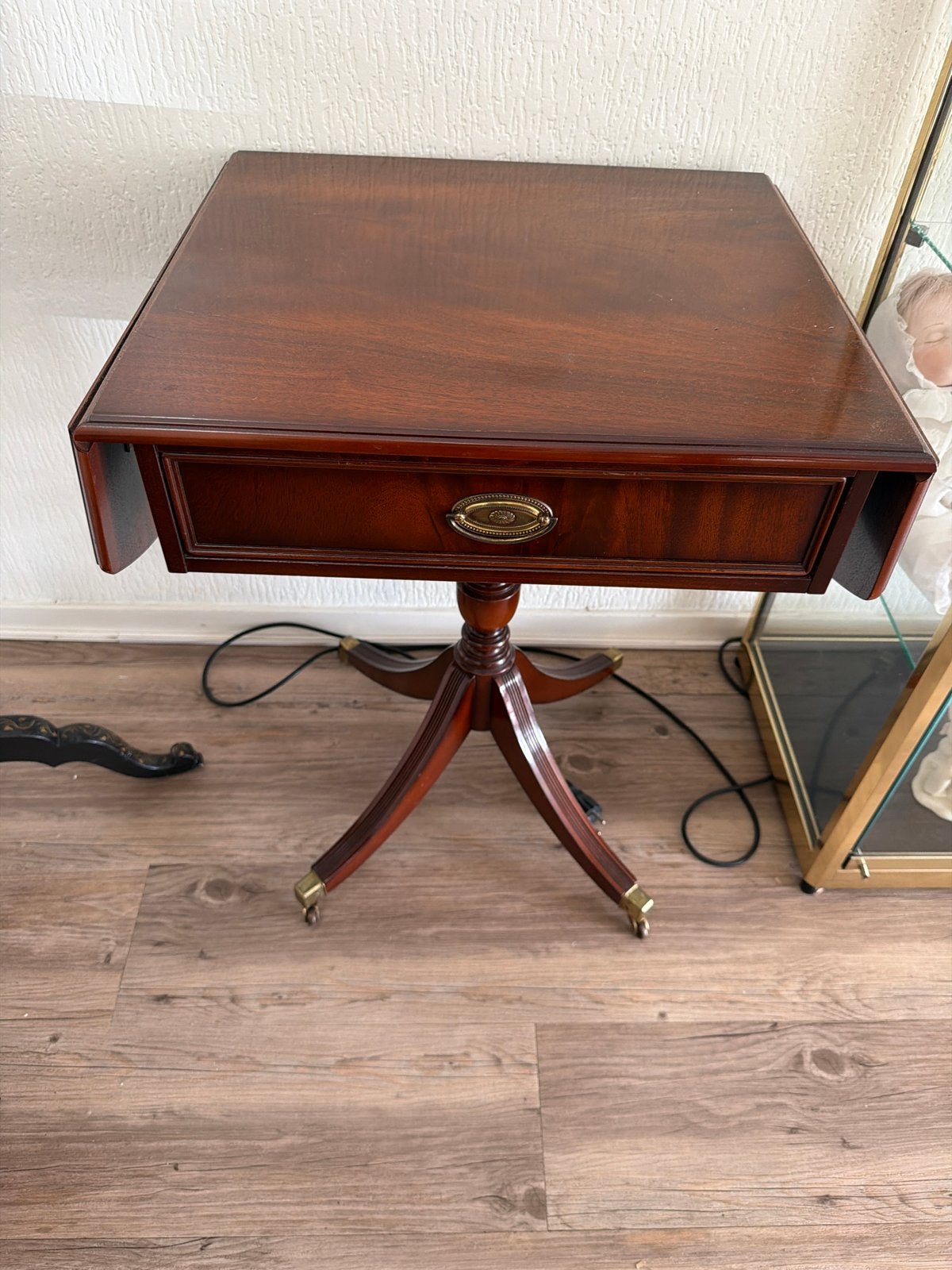 Antieke bijzettafel met lade en wieltjes, Ophalen