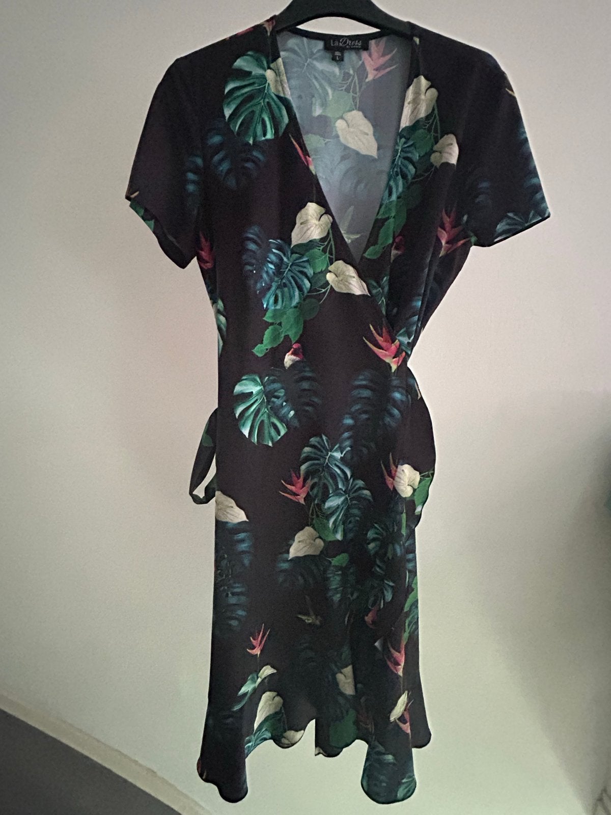 La Dress wikkeljurk met tropische print mt L, Kleding | Dames, Meerkleurig, Maat 42/44 (L), Ophalen of Verzenden, Zo goed als nieuw