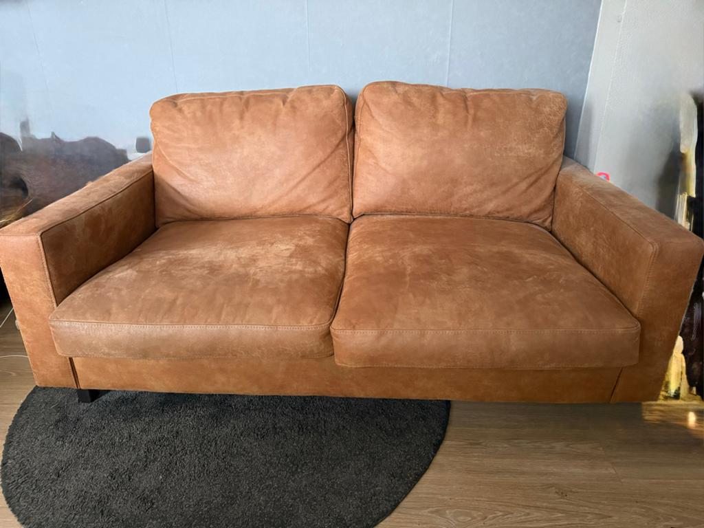 Tweepersoonsbank suede look in cognac kleur, Ophalen, Gebruikt, Overige maten, 150 tot 200 cm