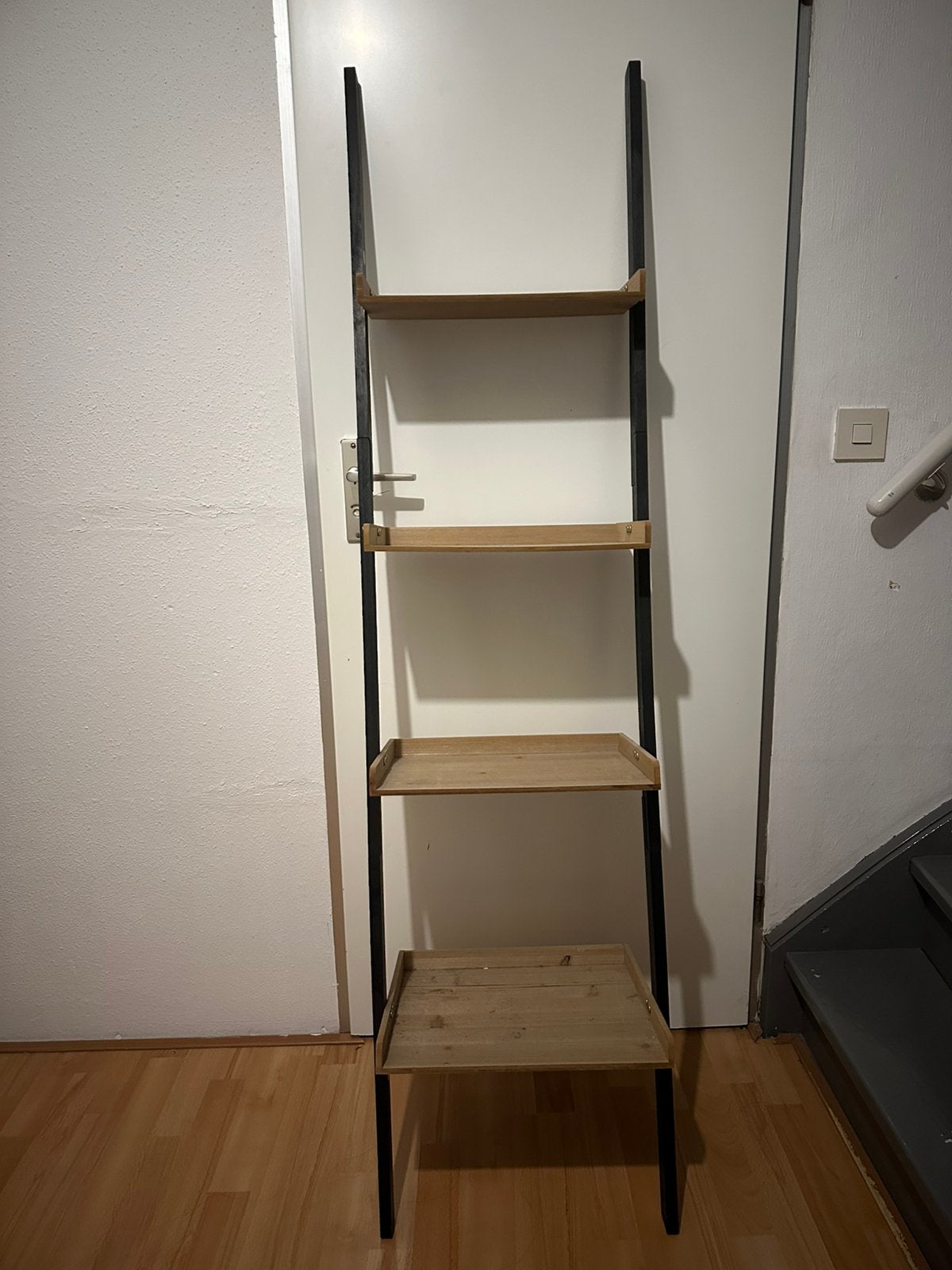 zwarte  wandplank met houten planken- ladderrek, Huis en Inrichting, Kasten | Boekenkasten, Ophalen, Met plank(en), Minder dan 50 cm