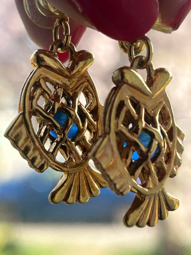 Vintage vergulde vis oorbellen met blauw steentje, Overige materialen, Ophalen of Verzenden, Goud, Hangers