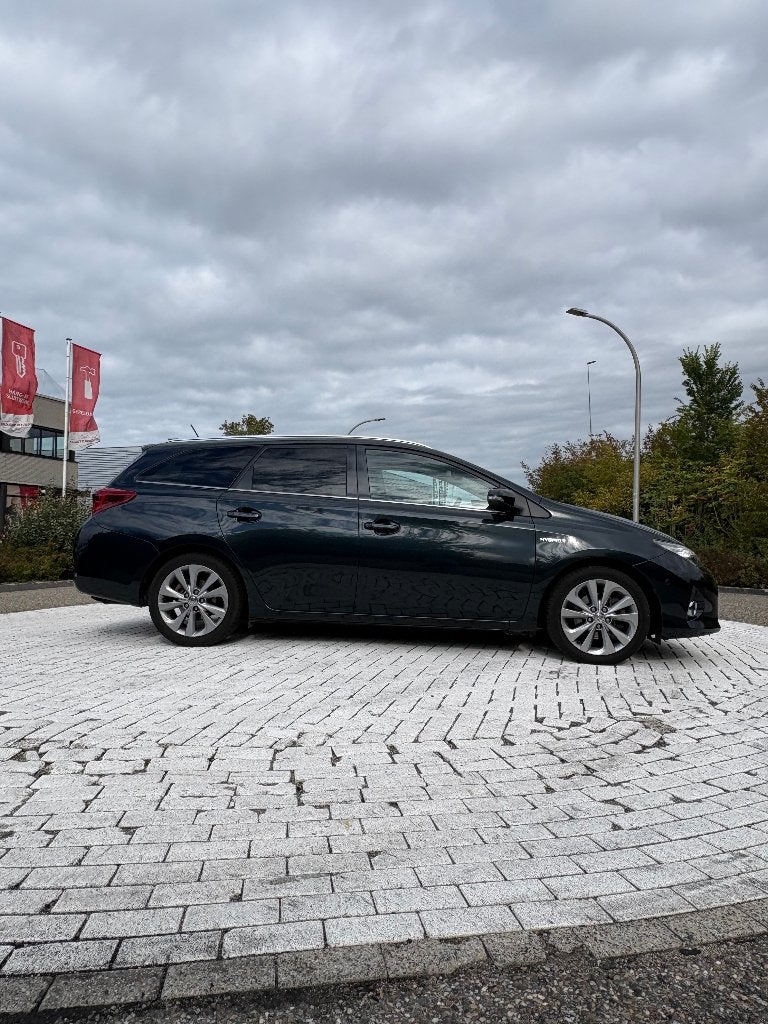Toyota Auris Touring Sports 1.8 Hybrid Automaat Lease Pro, Auto's, Dealer onderhouden, Zwart, 345 kg, Blauw