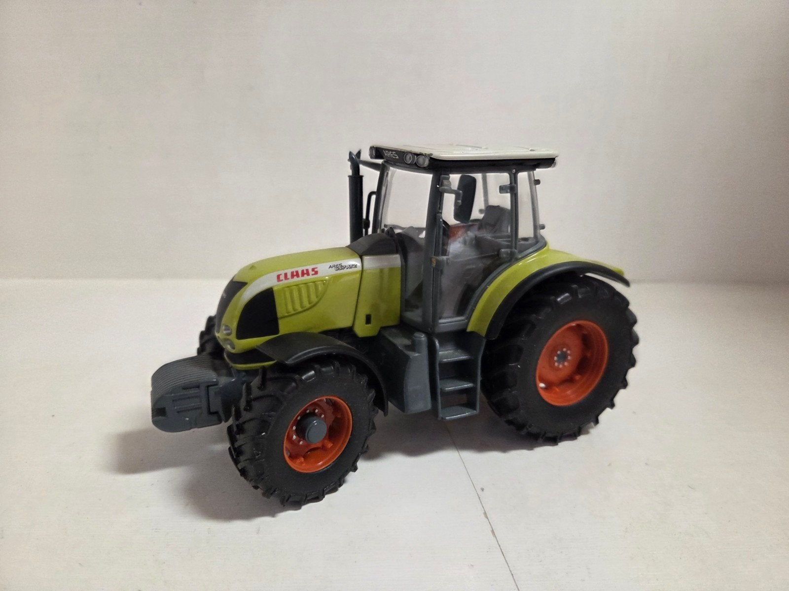 Universal Hobbies Claas Ares 657 1:32, ., Tractor of Landbouw, Ophalen of Verzenden, Zo goed als nieuw