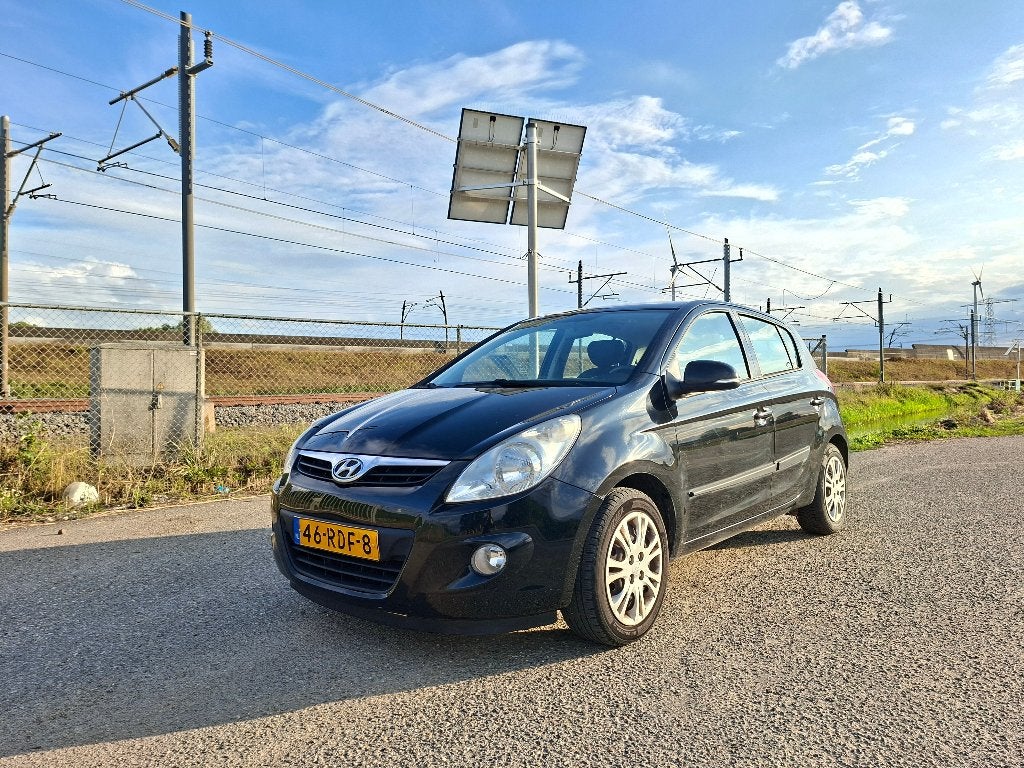Hyundai i20 1.2 5-DRS 2011 Zwart Airco, Auto's, 31 €/maand, 4 cilinders, Zwart, Origineel Nederlands