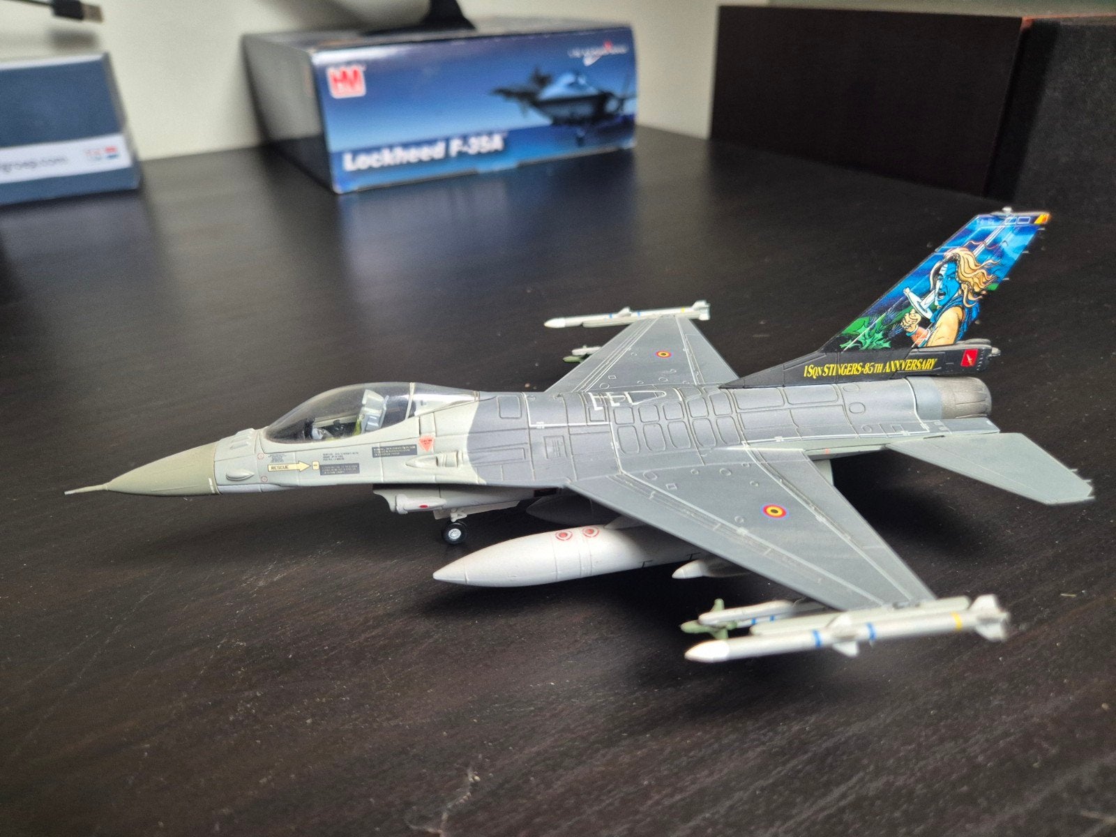 Revell F-16 Lockheed Martin 1:72 Vitrine Model, Ophalen of Verzenden, Zo goed als nieuw, 1:72 tot 1:144, Revell