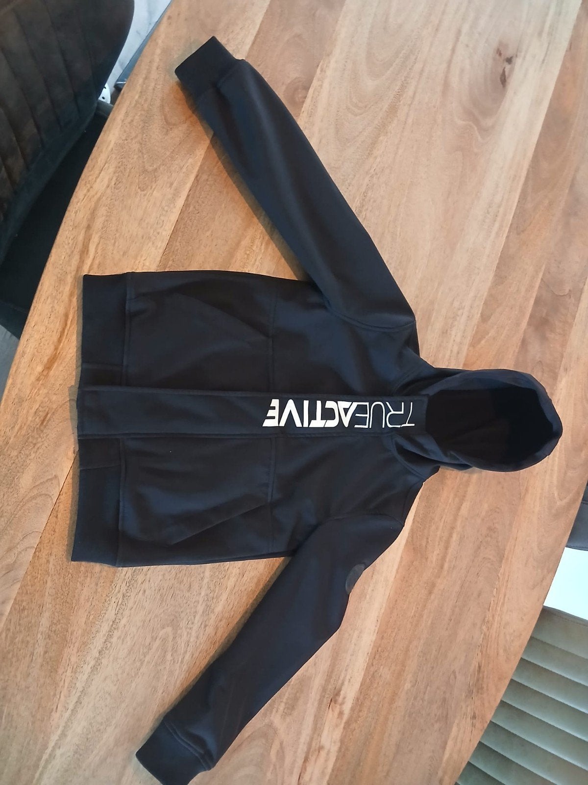 Zwarte softshell jas van Chapter Young, maat 134/140, Kinderen en Baby's, Kinderkleding | Maat 134, Gebruikt, Chapter Young, Jongen of Meisje